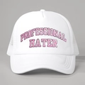 Dettaglio del cappello trucker bianco con ricamo rosa e rete posteriore traspirante - Bianco