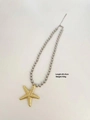 Dettaglio del ciondolo stella marina dorata con etichette di lunghezza 40+5cm e peso 105g - Stella marina