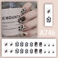 Détail des faux ongles ronds A746 avec motif vache vintage et décoration à pois rétro - Style Points de Vache Rétro Marron Foncé Blanc (A746)