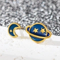 Gros plan de boucles d'oreilles lune et planète en acier inoxydable doré à l'or 18k - Lune & Étoile
