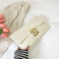 Elegante cremeweiße Clutch mit Krokodilstruktur und goldenem Metallverschluss - Weiß