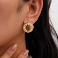 Dettaglio dell'orecchino a fiore vintage con occhio di tigre e cristalli sull'orecchio - Orecchini a fiore con perno in argento caffè