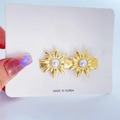 Primer plano de clips de girasol dorados con perlas en tarjeta de exhibición - Girasol de 3.5cm
