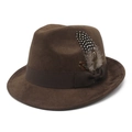 Klassieke donkerbruine suède fedora hoed met elegante verendecoratie en ripsband lint - M (56-59cm) / Bruin (Suèda)