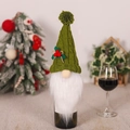 Grüne Weihnachts-Gnom Flaschenhülle mit roten Beeren und weißem Plüschbart - Grün