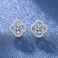 Silver-white clover-shaped stud earrings with moissanite stones and brilliant center cut - Clover Earrings Led-7