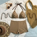 Set bikini a righe in spugna marrone e beige con pantaloncini a vita alta su sfondo bianco - S / Righe Caffè