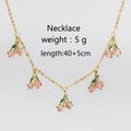 Detalle de colgantes de cereza rosa en cadena dorada de 40+5cm, peso de 5g - Collar de Cereza Dorada