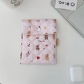 Nahaufnahme der rosa gesteppten Tasche mit Bärenmuster und weißem Druckknopfverschluss - Glücklicher Bär