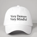Weiße Baumwoll-Baseballkappe mit schwarzer Very Demure Very Mindful Stickerei vorne - Einheitsgröße / Weiß