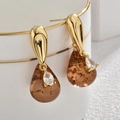 Makroaufnahme goldener Tropfenohrringe mit braunem Bernsteinharz und Kristallstecker - 20# Silbernadel Gold - Bernstein Tränenohrringe (Echtvergoldet)