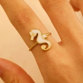 Anello ippocampo dorato con smalto bianco e design nautico ispirato all'oceano - Cavalluccio Marino Bianco (12259)
