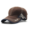 Dettaglio ricamo con stemma in metallo su cappellino da baseball bicolore in cotone - 56-60cm / caffè