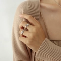 Silbernes Tulpenblatt-Ring-Set an einer Hand getragen mit herbstlichem Flair - US 6 / Stahl Rose Blume Offener Ring (A146)