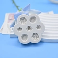 Detalle de molde de silicona blanca con 7 cavidades para pétalos de rosa en soporte - Estilo Floral de 7 Agujeros (7,5 cm/44 g)