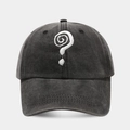 Detalle del bordado de signo de interrogación blanco en gorra de algodón lavado vintage - Ajustable / Negro