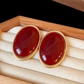 Gros plan de boucles d'oreilles vintage avec pierres rouge foncé et monture dorée mate - 11# Boucles d'oreilles ovales en résine bordeaux doré (aiguille en argent)