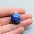 Dettaglio di un pendente in resina galassia con vivaci vortici blu e viola sfumati - Blu