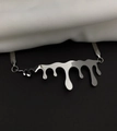 Collana minimalista argentata con ciondolo fluido su catena piatta a serpente lucida - Collana a Goccia d'Acqua in Acciaio al Titanio / Argento