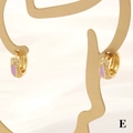 Detail von 18K vergoldeten Creolen mit lila Emaille und Zirkon auf goldenem Display - Lila