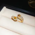 Eleganter vergoldeter Schlangenring mit Katzenaugensteinen und Zirkon in der Schmuckschachtel - Goldener Schlangenstil