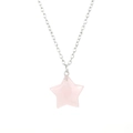 Gros plan détaillé d'un pendentif étoile en cristal rose de 2,5 cm avec chaîne O argentée - 2.5cm / Quartz rose