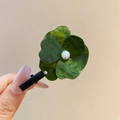 Detalle de la pinza de pelo de flor de mármol verde oscuro con perla y strass - Mármol Verde (Clip de Pico de Pato-Verde)
