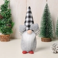 Détail d'un gnome de Noël avec chapeau à carreaux et mains cachant ses yeux facétieux - Vieil Homme Gris Couvrant Visage