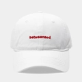 Dettaglio del cappellino bianco in cotone con ricamo rosso e cuciture sulla visiera - Regolabile / Bianco