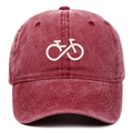 Détail de la broderie vélo sur une casquette en coton délavé bordeaux avec surpiqûres - Taille unique / Bordeaux