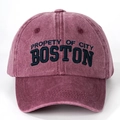 Détail d'une casquette de baseball bordeaux délavée avec broderie Boston bleue - Taille unique / Bordeaux