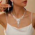 Dettaglio del set collana argento con strass e orecchini a nappa lunga indossati da modella - Argento 192-Nappa Floreale Multistrato