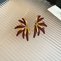 Detail von 18 Karat vergoldeten Blatt-Ohrringen mit vintage rotem Matt-Finish - Rot