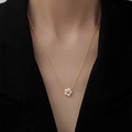Elegante collana con pendente a fiore di perle placcata oro 18k su catena sottile - Collana con Fiore di Perla / Oro