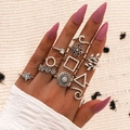 Set di 11 anelli bohémien argento con motivi a stella e fiori su mano modella - Bohémien Argento Set Anelli Geometrici Stella Fiore 11 Pezzi / Argento
