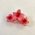 Pinza para el cabello con tres flores de plumeria rosa en resina de acabado translúcido - Pinza Para El Cabello De Frangipani Rosa/de Una Sola Pieza [aprox. 11 Cm]