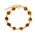 Dettaglio del bracciale a catena dorata con dieci pietre occhio di tigre e moschettone - Occhio di tigre / Marrone