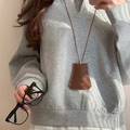 Brauner Leder-Schlüsselanhänger in Trapezform mit weißen Nähten an grauer Sweatshirt - Trapezförmiger Aufbewahrungsstil / Halskette-Braune Schlüsseltasche