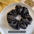 Chouchou en satin noir à pois blancs avec un diamètre extérieur de 12 cm - Pois en satin / Noir