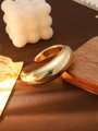 Bracciale rigido a C spesso dorato lucido con finitura a specchio su vassoio in legno - L149-1 Oro Curvo Aperto