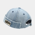 Dettaglio del cappello miki in denim azzurro con toppa camo e trama in cotone lavato - Blu Medio