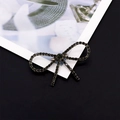 Elegante broche de lazo con pedrería verde esmeralda y base metálica dorada chic - Ramillete De Lazo Negro