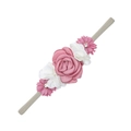 Detail van handgemaakte stoffen bloemen op een grijze nylon baby hoofdband voor foto's - Oudroze Combinatie