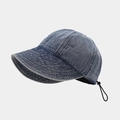 Detalle de gorra vaquera azul con cordón ajustable y cierre de plástico resistente - Ajustable / Azul oscuro