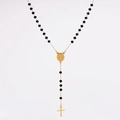 Detalle de un collar de rosario en Y con cuentas negras, medalla dorada y colgante de cruz - Negro
