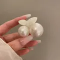 Pince à cheveux cerise raffinée avec finition perle crème pour coiffure élégante - 1 Pièce / Cerise Blanche