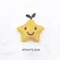 Vista de detalle de estrella de peluche amarilla con bordado, mide 7cm de alto y 5.5cm - Estrella Amarilla con Brote (Sin alfiler)