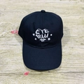 Schwarze Baumwoll-Baseballkappe mit weißer EYE BRAAA Stickerei auf Holzoberfläche - Schwarz EYE BRAAA