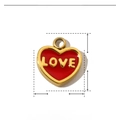 Dettaglio di un ciondolo a cuore in smalto rosso da 7 mm in acciaio con incisione LOVE - Cuore Rosso Lettera LOVE
