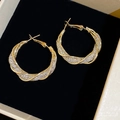 Primer plano de pendientes de aro retorcidos bañados en oro con circonitas en terciopelo - 4# Poste de Plata - Oro - Chapado en Oro - Aros Torcidos con Zirconia